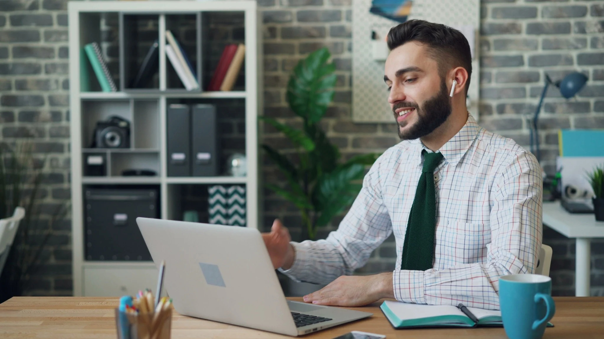 Profissional sorrindo enquanto trabalha no computador e pesquisa empresas com o RIAN